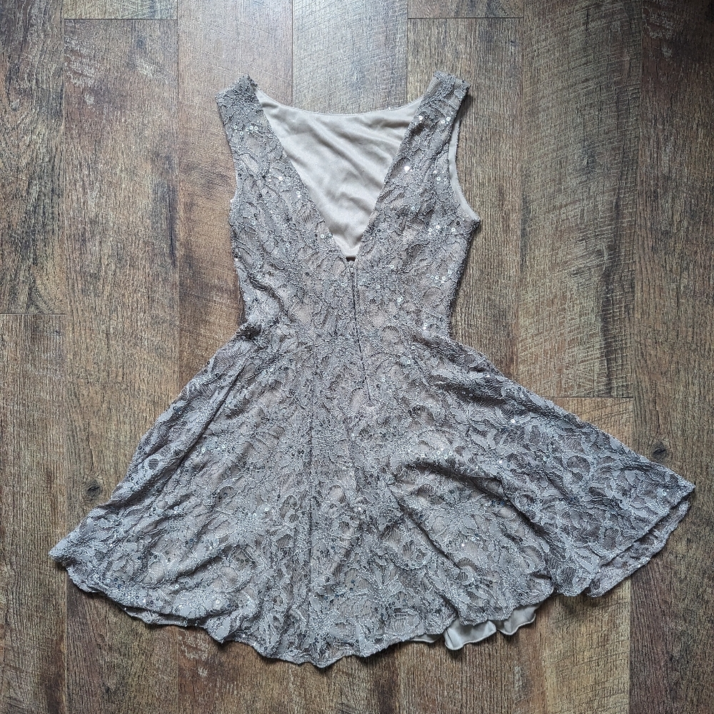 Beautiful Sequinned Flowy B. Smart Dress Size Small